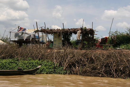 Armseligtste Huetten am Ufer