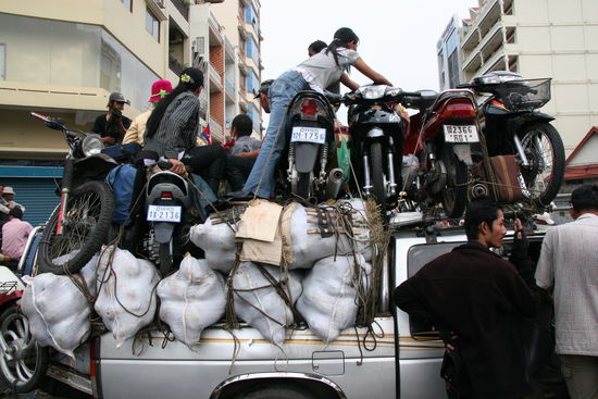 Ein reisefertiger Pick-up, die Fahrgäste sitzen schon obenauf.