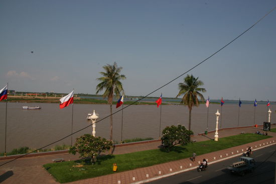 Der Zusammenfluss von Mekong (im Hintergrund) und Tonle Sap