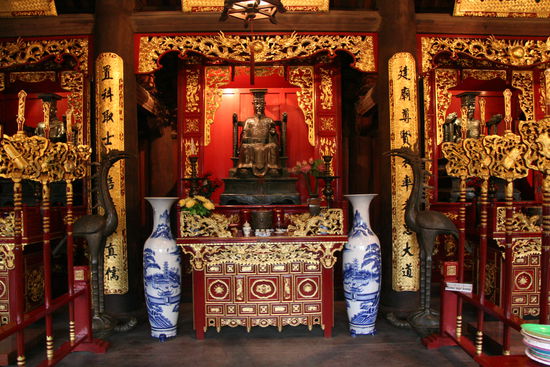 Ein prächtiger Altar im Innern des Literaturtempels