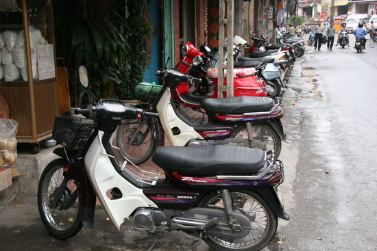Der Bürgersteig dient in erster Linie als Parkplatz für die Motorbikes
