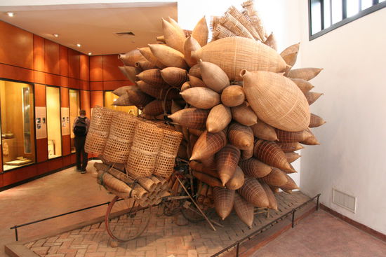 Fischreusen werden auf dem Fahrrad transportiert.
