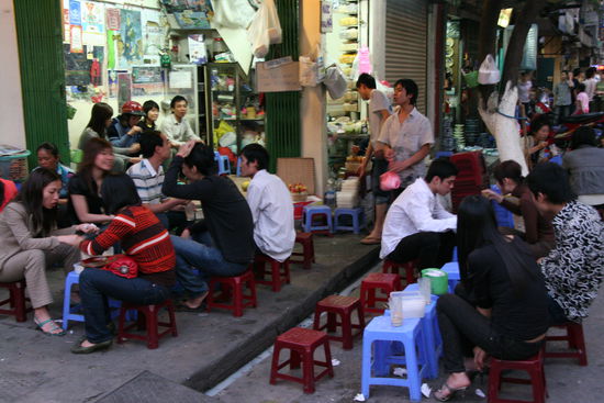 Eine der vielen Garkuechen mitten in Hanoi, sowohl auf dem Buergersteig als auch auf der Strasse.