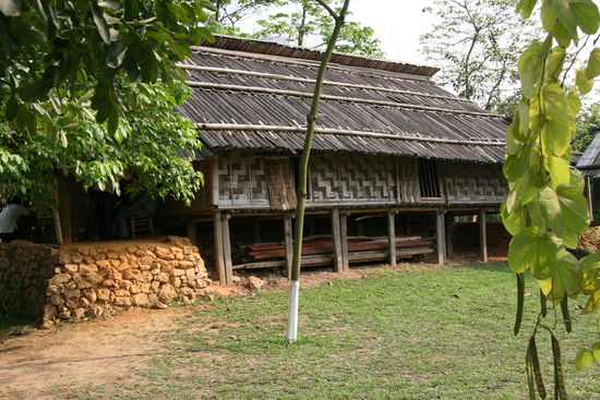 Traditionelles Holzhaus auf Stelzen ...
