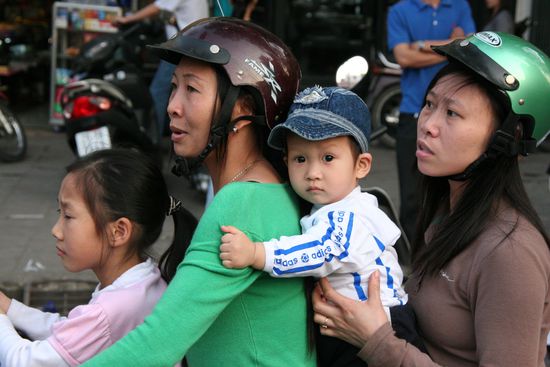 Und auf geht es nach Hause, die ganze Familie auf dem Motorbike.