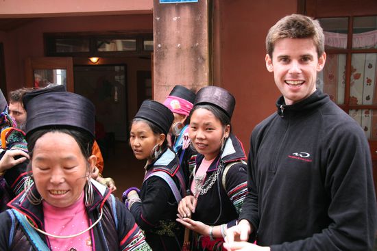 Colin, umringt von SaPa Frauen