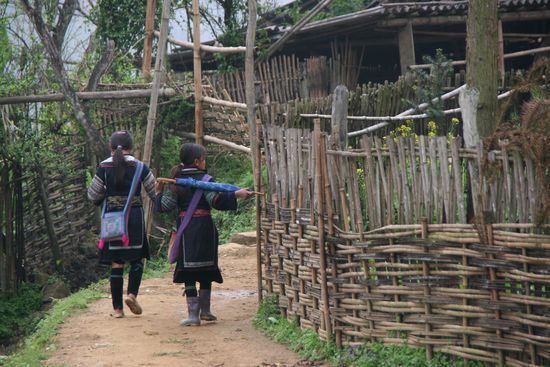 Unsere Begleitung, in traditionellen Trachten aber Gummistiefeln und mit Regenschirm, für den Fall der Fälle.