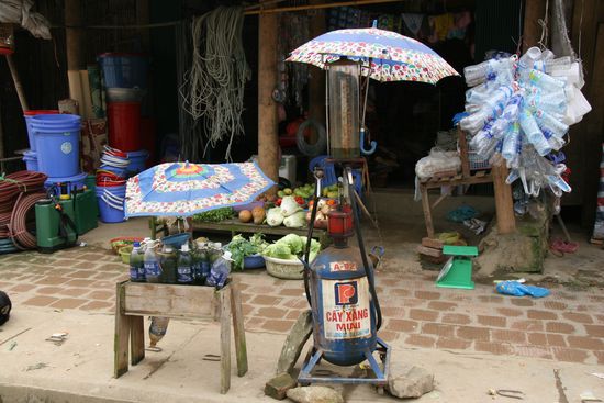 Zapfsäulen mit Sonnenschutz