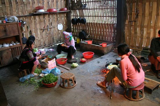 Unser Guide (rechts am offenen Feuer) hilft auch bei der Zubereitung des sehr leckeren Abendmahls
