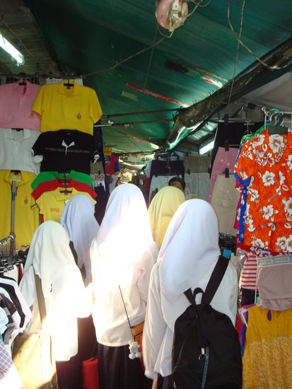 Auf der engen Shoppingmeile der Khao San Road... wenn man hier einmal in der Menschenmenge drin ist, kommt man fast nur noch durch einen todesmutigen Sprung auf die vielbefahrene Strasse aus dem Getuemmel heraus