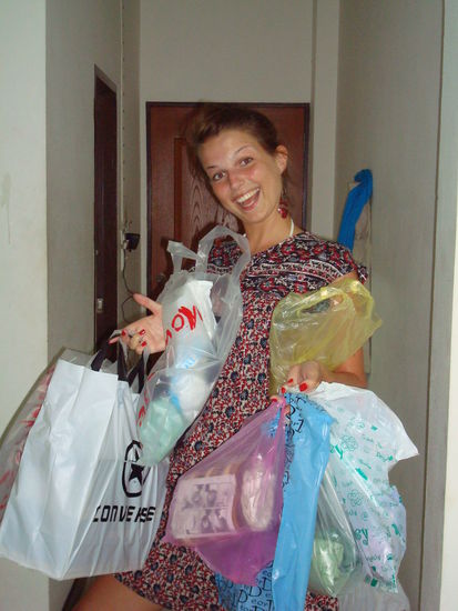 Weil wir so einiges verloren haben auf unserer Reise (z.B Schuhe, Bikinitop?, MP3 Player , Ohrringe) mussten wir uns erstmal neu einkleiden 