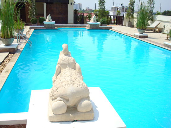 Unser schoener Pool auf der Dachterasse...