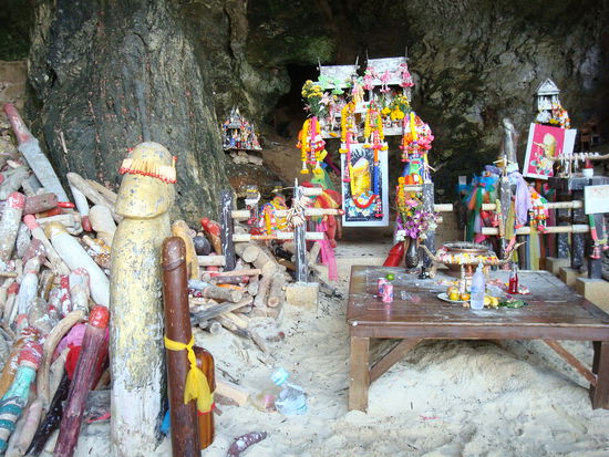 Phra Nang Cave= Prinzessinengrotte, der Geist einer Prinzessin soll hier noch leben, die einst in dieser Hoehle starb.
Deshalb kommen Thais dort hin, um Glueck jeglicher Art zu erlangen z.B. Leute, die keine Kinder bekommen koennen oder Fishermans,die Glueck fuer ihre Seefahrt brauchen.