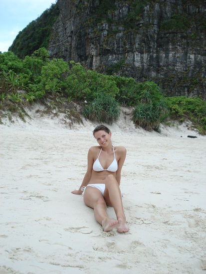 Mona im weissen Sand von The Beach, Leonardo wartet auf dem Felsen*grins* 
