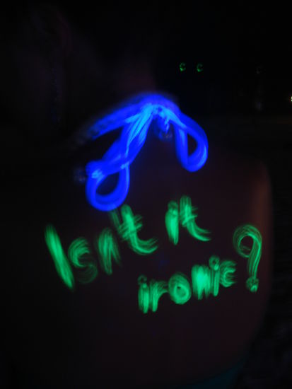 Mona's Ruecken mit dem Schrifzug 'isn't it ironic'