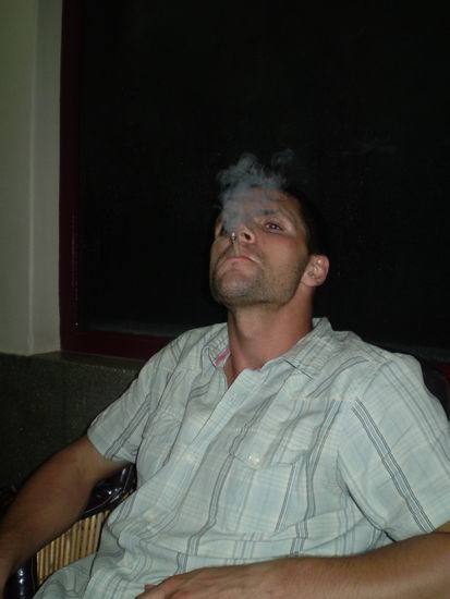 dieses bild kann auch gegen ihn verwendet werden.... beedies, in bananenblaetter gedreht, harmlos!!