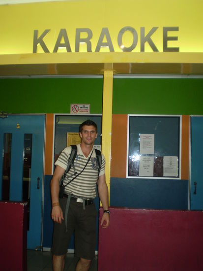 armin's lieblingsbeschaeftigung, leider nicht hier. kennen die lieder nicht