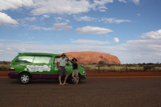 wir und unser jucy vorm ayers rock