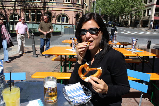 endlich hat andi ihre bretzel 
davon redet sie schon seit indien
waren uebrigens beim stylisten, sieht man's???