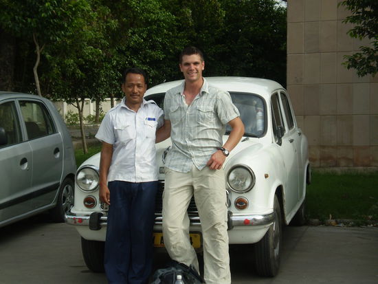 Taxidriver und Armin vorm Ambassador