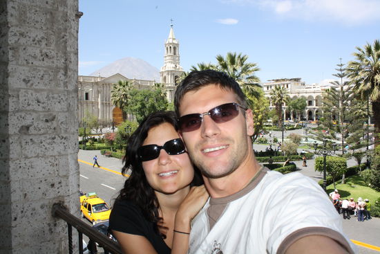 auf einem balkon der kolonialen gebaeude rund um die plaza