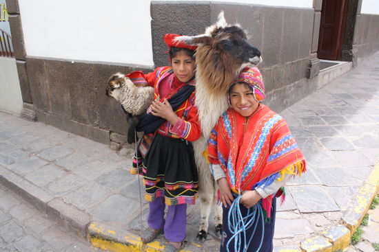 traditionell gekleidete kinder in cusco