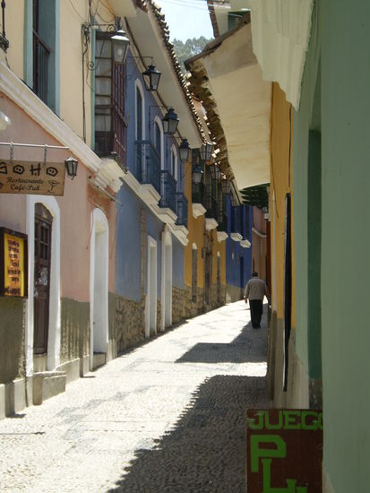 eine gasse in der altstadt