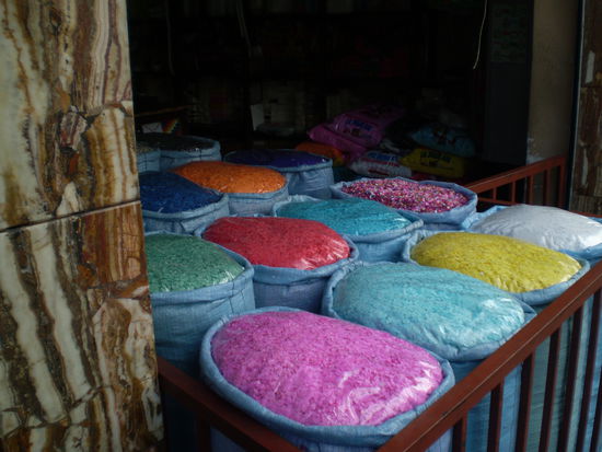 und hier noch die konfettis auf dem markt, schon komisch, wer kauft schon konfetti mitten im jahr?