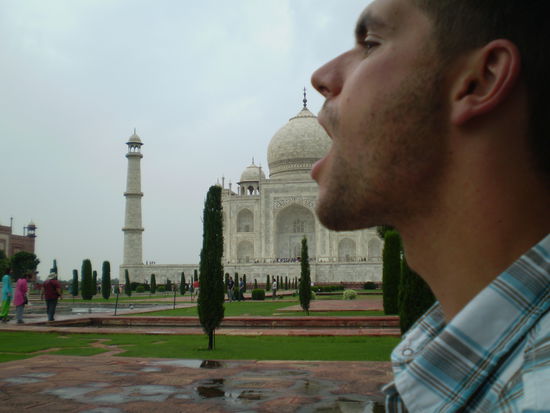 da wir ohne fruehstueck aufbrachen, bekam armin einen solchen hunger, dass er den taj verschlingen wollte