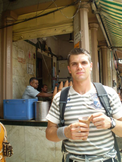 Armin beim lassi trinken im lassiwallah in Jaipur