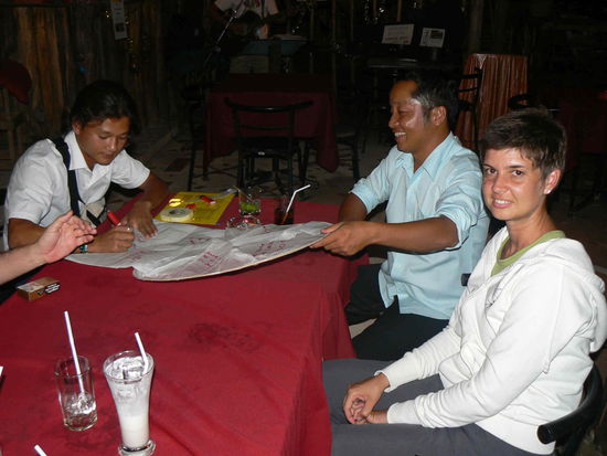 Diese beiden (Aiwaa Rechts und sein Lehrling Links) haben Michaela ein klasse Dirndl gezaubert und sind uns sehr ans Herz gewachsen! Die mit Sicherheit unterhaltsamste art sich neue Kleider anfertigen zu lassen. 
PUFFÄLMEL? WALUM NICHT!!!