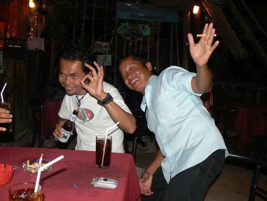 Nachdem der Strohalm ca. 1 Dutzend mal die Singha Flasche gewechselt hatte, hielt es `John Denver` nicht mehr auf seinem Barhocker...