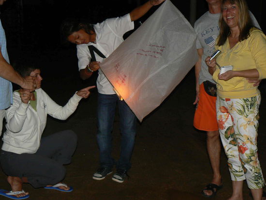 Unsere Wünsche und Grüsse haben wir mit in den warmen Nachthimmel geschickt.