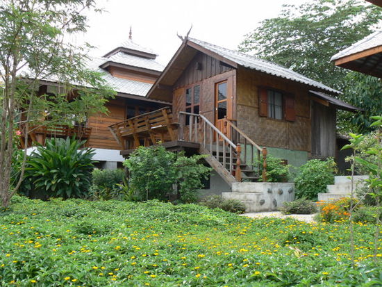 Unser sauberer und schöner Bungalow mit Terrasse von außen...