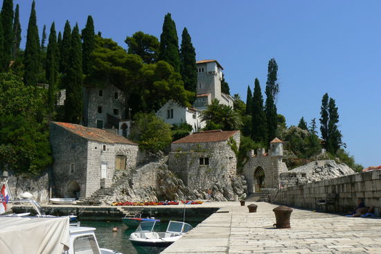 Das Anwesen in den Hang gebaut.