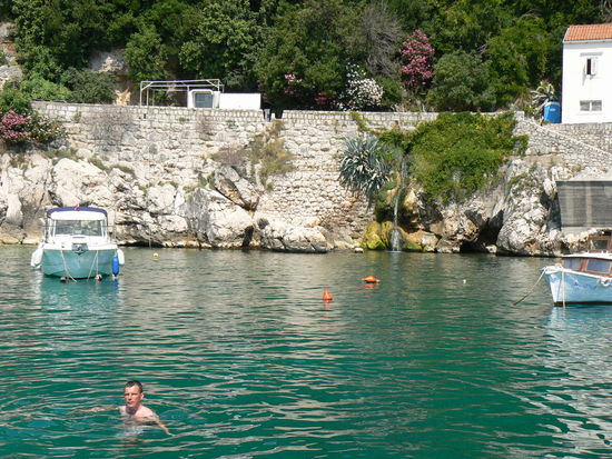 Schöne Badestelle unterhalb des Arboretum mit Süsswasser Dusche aber ohne jede Möglichkeit etwas zu trinken zu kaufen.
Auch eine Toilette gibt es nicht. Einen Parkplatz gibt es direkt am Wasser.