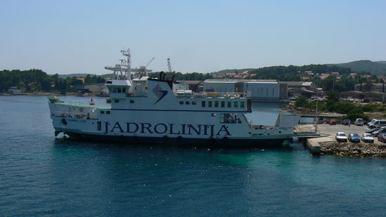 Anleger am Industriehafen 2 Km von der Stadt entfernt.
Andere Fähren von und nach Korcula legen auch direkt in der Stadt an
Es gibt mehrere Verbindungen zu anderen Inseln und dem Festland.