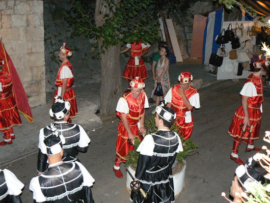 Die für Korcula bekannten Säbeltänzer, die an die Belagerung durch die Türken im 16. Jh erinnern sollen.