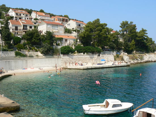 Kleiner Kieselstrand und eine schöne Liegefläche aus Stein.