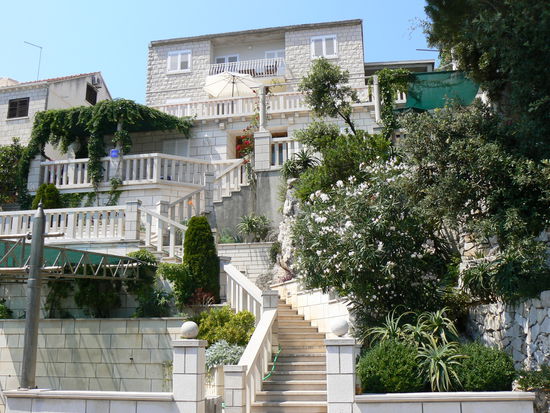 Das Haus mit 4 schönen und sehr gut ausgestatteten App. (AC, TV, Parkplatz...)