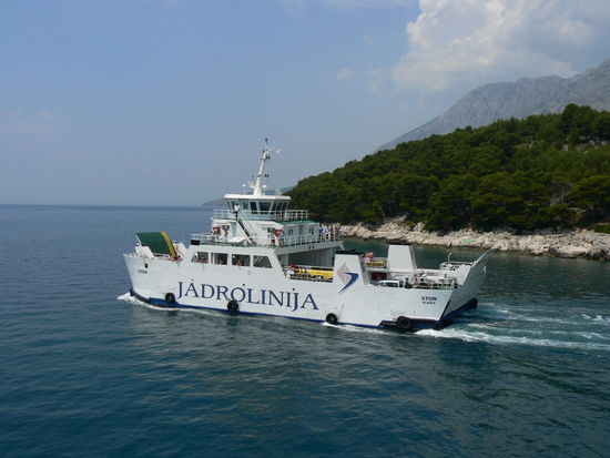 Mit der Holzklasse ging es dann für ca. 40,- Euro  direkt ans Festland nach Drevenik, die Überfahrt dauerte etwas mehr als 2 St. und kürzt die fahrt mit dem Auto an der Küstenstraße ab.