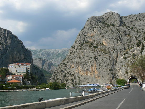 Von der Brücke in Omis Flussaufwärts.