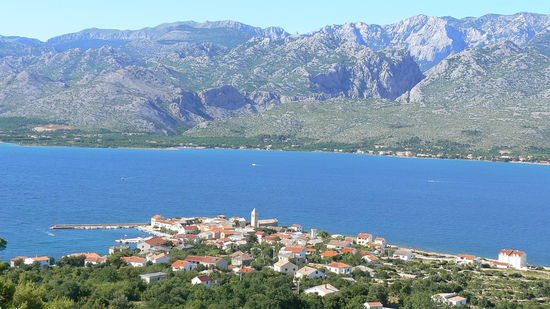Blick über die Bucht auf das Gebirge des NP Mala und Velka Paklenica, zwei Schluchten die, die beiden Eingänge zum NP bilden.