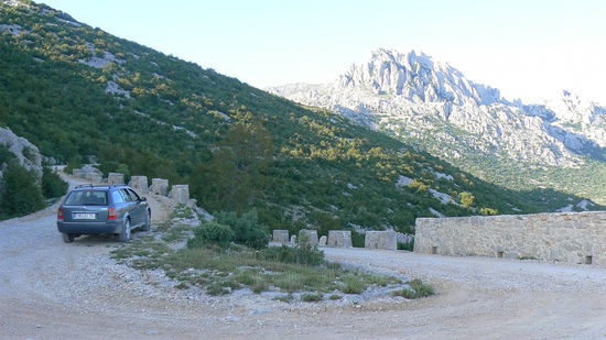Über abenteuerliche Schotterpisten kann man mit dem Auto das Bergmassiv überqueren. Der Weg führt am Sveti Rok vorbei.