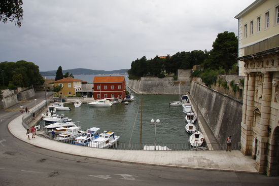 Der kleine, alte Hafen vor dem Porta Terraferma.
