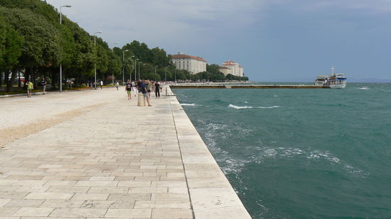In den Treppen der Promenade sind Röhren eingezogen, die durch das Branden der Wellen und den Wind verschiedene Töne erzeugen.
´Singende Promenade´