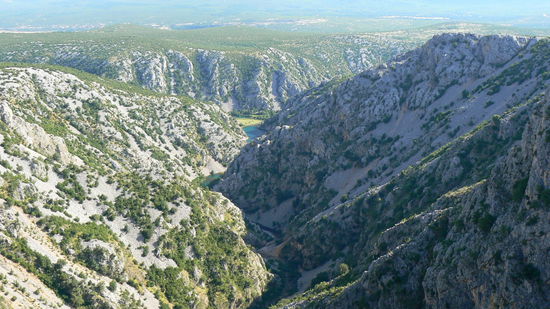 Rechts und Links der Flüsse steil abfallende Berge.