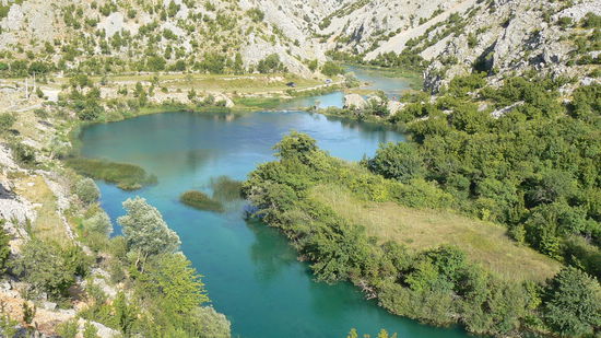 Weiße Hänge. grüne Ufer und türkis das Wasser.