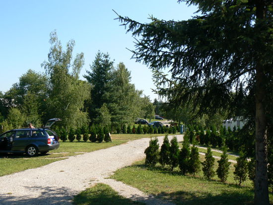 Stellplätze für Caravan und Zelte, mit und ohne Strom.