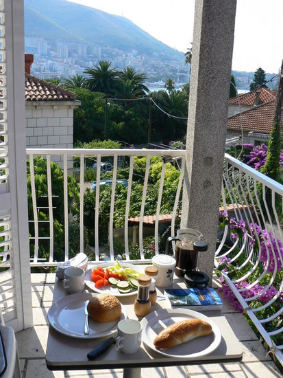 Blick auf den großen Fährhafen von unserem Balkon aus.